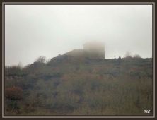 castelo de monforte do rio livre escondendo-se entre a nvoa.jpg